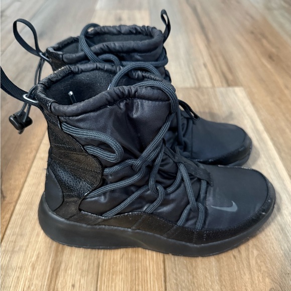 Nike Women's Tanjun High Rise 'Triple Black' Boots AO0355-004 Sz 6.5 Women